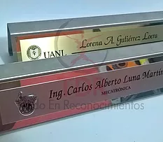 Portanombres en base de Acero